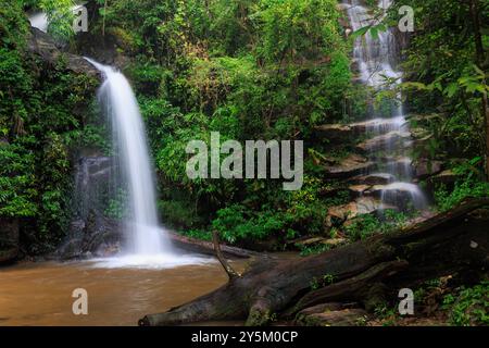 Vue au ralenti de la cascade Montha Than dans la jungle luxuriante du parc national de Doi Suthep, Thaïlande. Banque D'Images