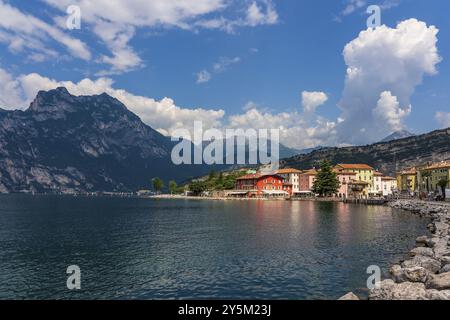 Vue panoramique de la vieille ville de Torbole sur le lac de Garde en Italie Banque D'Images