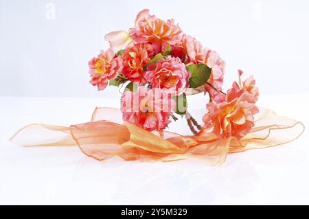 Bouquet de roses arbustes oranges dans un vase en verre Banque D'Images