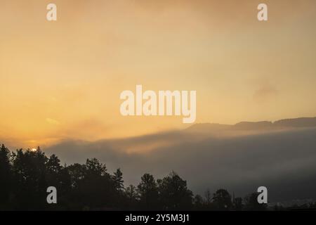 Ambiance brumeuse tôt le matin, soleil derrière le brouillard, montagne Mugel dans la lumière du matin, Leoben, Styrie, Autriche, Europe Banque D'Images