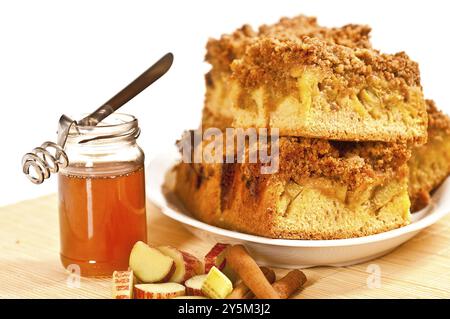 Gâteau à la rhubarbe avec crumble, miel et cannelle Banque D'Images