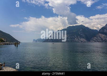 Vue panoramique sur le lac de Garde près de Torbole en Italie Banque D'Images