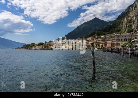 Vue panoramique de la vieille ville de Limone Sul Garda sur le lac de Garde en Italie Banque D'Images