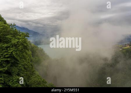 Vue depuis le pont panoramique Sigriswil sur le lac Thun en Suisse Banque D'Images