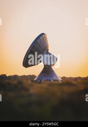 Grande antenne parabolique au crépuscule Banque D'Images