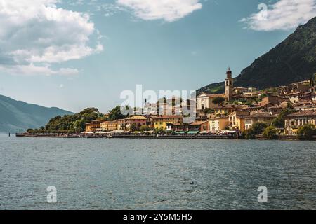 Vue panoramique de la vieille ville de Limone Sul Garda sur le lac de Garde en Italie Banque D'Images