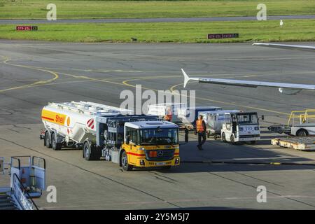 Pétrolier Shell pour le ravitaillement en paraffine des avions à l'aéroport Aeroport Brest Bretagne, département du Finistère, région Bretagne Breizh, France, Europe Banque D'Images