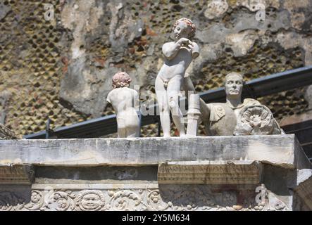 Date : mai, 2015 lieu : Ercolano, Campanie, Italie description : une statue du donateur de la basilique dans l'ancienne ville d'Herculanum, Marcus Nonius B. Banque D'Images