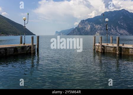 Vue panoramique sur le lac de Garde près de Torbole en Italie Banque D'Images