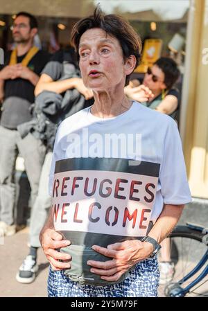 Amsterdam, pays-Bas. 22 septembre 2024. Les manifestants se rassemblent contre le gouvernement d'extrême droite néerlandais de Geert Wilders, leader du parti PVV, et ses politiques anti-immigrés, affirmant que les réfugiés et les migrants sont blâmés pour tout ce qui ne va pas dans le pays tandis que le gouvernement ne parvient pas à résoudre les problèmes réels, tels que les logements inabordables, l'éducation médiocre, la hausse des coûts des soins de santé et la hausse des prix des supermarchés. (Crédit image : © PJ Heller/ZUMA Press Wire) USAGE ÉDITORIAL SEULEMENT! Non destiné à UN USAGE commercial ! Banque D'Images