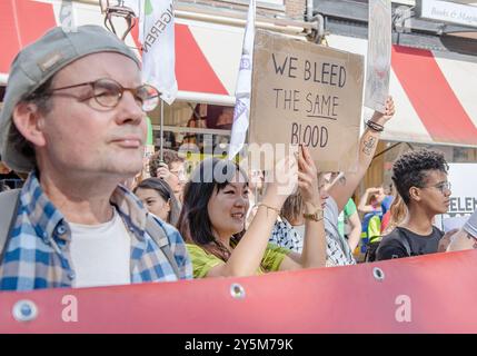 Amsterdam, pays-Bas. 22 septembre 2024. Les manifestants se rassemblent contre le gouvernement d'extrême droite néerlandais de Geert Wilders, leader du parti PVV, et ses politiques anti-immigrés, affirmant que les réfugiés et les migrants sont blâmés pour tout ce qui ne va pas dans le pays tandis que le gouvernement ne parvient pas à résoudre les problèmes réels, tels que les logements inabordables, l'éducation médiocre, la hausse des coûts des soins de santé et la hausse des prix des supermarchés. (Crédit image : © PJ Heller/ZUMA Press Wire) USAGE ÉDITORIAL SEULEMENT! Non destiné à UN USAGE commercial ! Banque D'Images