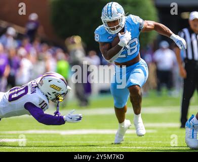 21 septembre 2024 : le junior de Caroline du Nord Omarion Hampton (28 ans) évite le tacle de James Madison senior Chris Shearin (10 ans). Match de football NCAA entre l'université James Madison et l'université de Caroline du Nord au Kenan Memorial Stadium, Chapel Hill, Caroline du Nord. David Beach/CSM Banque D'Images