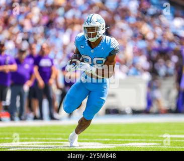 21 septembre 2024 : le junior de Caroline du Nord Omarion Hampton (28 ans) court pour marquer le touchdown. Match de football NCAA entre l'université James Madison et l'université de Caroline du Nord au Kenan Memorial Stadium, Chapel Hill, Caroline du Nord. David Beach/CSM Banque D'Images