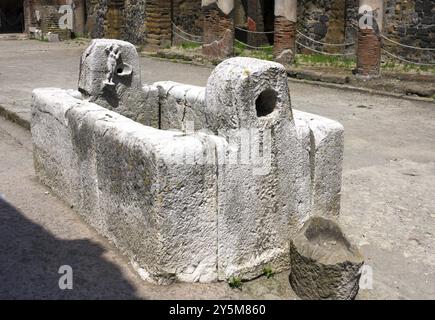 Date : mai, 2015 lieu : Ercolano, Campanie, Italie description : un ancien puits pour l'approvisionnement en eau publique à Herculanum Banque D'Images