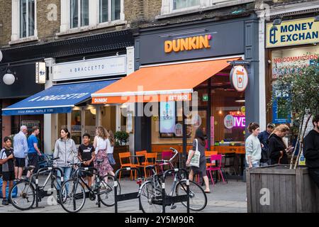 Londres, Royaume-Uni - 24 juillet 2024 : Dunkin' Donuts café à Londres. Dunkin' est une multinationale américaine de café et de beignets et un restaurant à service rapide. Banque D'Images