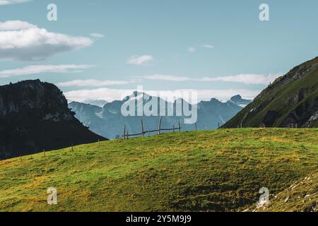 Vue panoramique depuis Fronalpstock sur les montagnes suisses sur le lac de Lucerne Banque D'Images