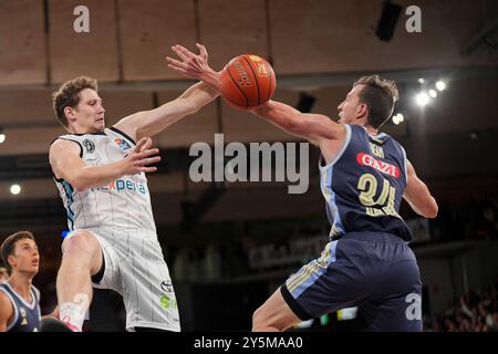 Patrick Heckmann (Veolia Towers Hamburg, #33) und Justin Bean (Alba Berlin, #34) beim Kampf um den Ball, GER, Veolia Towers Hamburg vs Alba Berlin, Basketball, Bundesliga, Spieltag 1, saison 2024/2025, 22.09.2024 Foto : Eibner-Pressefoto/Max Vincen Banque D'Images