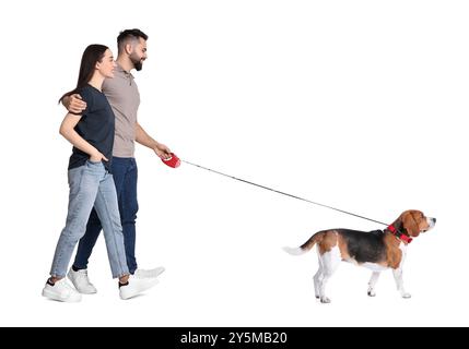 Couple promenant leur chien sur fond blanc Banque D'Images