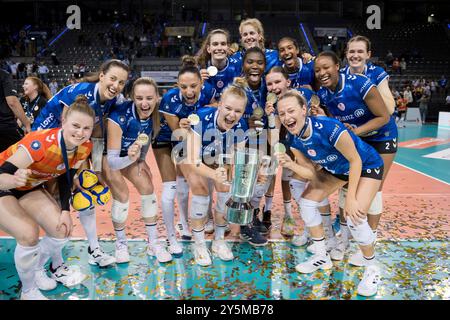 Stuttgart, Allemagne. 22 septembre 2024. Mit Pokal und Medaillen, Jubel beim MTV Stuttgart nach SIEG/GER, Allianz MTV Stuttgart v. SSC Palmberg Schwerin, Sparda-Bank Supercup 2024, VBL, Spielzeit 2024/2025, 22.09.2024 Foto : Eibner/Sandy Dinkelacker crédit : dpa/Alamy Live News Banque D'Images