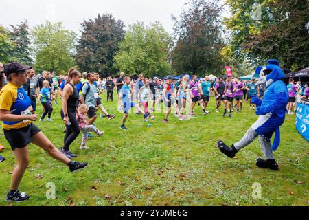 Dimanche 22 septembre 2024 - Warrington, Cheshire, Angleterre, Royaume-Uni - Un festival de course à pied sur des routes ouvertes et fermées a eu lieu. La mascotte Runthrough aide à l'échauffement avant la course. Crédit : John Hopkins/Alamy Live News Banque D'Images