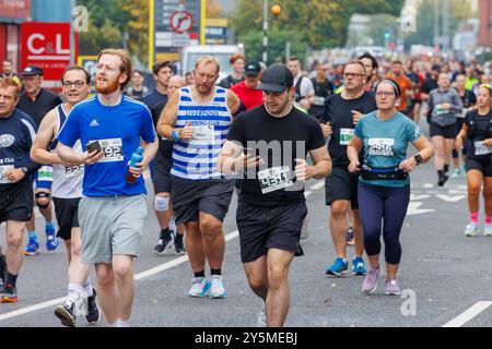 Dimanche 22 septembre 2024 - Warrington, Cheshire, Angleterre, Royaume-Uni - Un festival de course à pied sur des routes ouvertes et fermées a eu lieu. Les coureurs ont encore envoyé des SMS pendant qu'ils terminaient le cours. Crédit : John Hopkins/Alamy Live News Banque D'Images