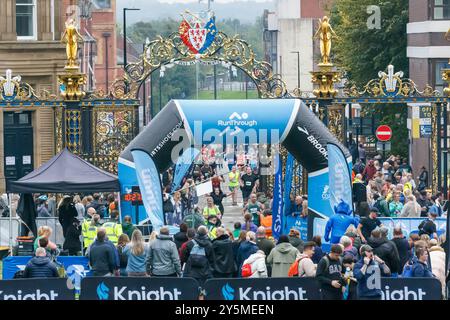 Dimanche 22 septembre 2024 - Warrington, Cheshire, Angleterre, Royaume-Uni - Un festival de course à pied sur des routes ouvertes et fermées a eu lieu. La ligne d'arrivée depuis l'hôtel de ville de Warrington. Crédit : John Hopkins/Alamy Live News Banque D'Images