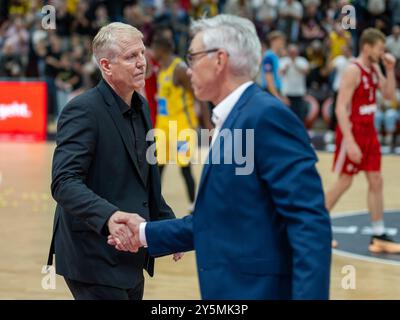 John Patrick (MHP Riesen Ludwigsburg, entraîneur-chef), Gordon Herbert (FC Bayern Basketball, chef-entraîneur), GER, MHP Riesen Ludwigsburg v. FC Bayern Basketball, Basketball, Bundesliga, Spielzeit 2024/2025, 22.09.2024, Foto : Eibner-Pressefoto/Sascha Walther Banque D'Images