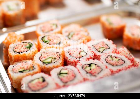 Un plateau de sushis magnifiquement arrangé avec un délicieux crabe et du concombre frais placé avec art dessus pour le plaisir Banque D'Images