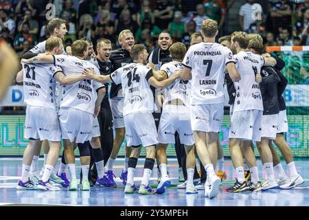 Magdebourg, Allemagne. 22 septembre 2024. Handball : Bundesliga, SC Magdeburg - THW Kiel, Journée 3, GETEC Arena. Les joueurs de THW Kiel célèbrent après la victoire. Crédit : Andreas Gora/dpa/Alamy Live News Banque D'Images