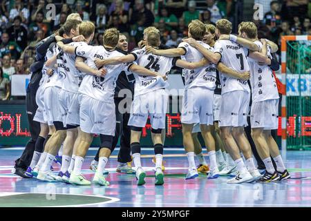 Magdebourg, Allemagne. 22 septembre 2024. Handball : Bundesliga, SC Magdeburg - THW Kiel, Journée 3, GETEC Arena. Les joueurs de THW Kiel célèbrent après la victoire. Crédit : Andreas Gora/dpa/Alamy Live News Banque D'Images