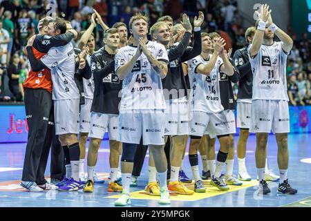 Magdebourg, Allemagne. 22 septembre 2024. Handball : Bundesliga, SC Magdeburg - THW Kiel, Journée 3, GETEC Arena. Les joueurs de THW Kiel remercient les spectateurs après la victoire. Crédit : Andreas Gora/dpa/Alamy Live News Banque D'Images