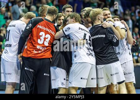 Magdebourg, Allemagne. 22 septembre 2024. Handball : Bundesliga, SC Magdeburg - THW Kiel, Journée 3, GETEC Arena. Les joueurs de THW Kiel célèbrent après la victoire. Crédit : Andreas Gora/dpa/Alamy Live News Banque D'Images