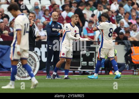 Londres, Royaume-Uni. 21 septembre 2024. Le milieu de terrain de Chelsea Enzo Fernandez (8 ans) remplace le milieu de terrain de Chelsea Kiernan Dewsbury-Hall (22 ans) par le manager de Chelsea Enzo Maresca lors du match de West Ham United FC contre Chelsea FC English premier League au London Stadium, Londres, Angleterre, Royaume-Uni le 21 septembre 2024 Credit : Every second Media/Alamy Live News Banque D'Images