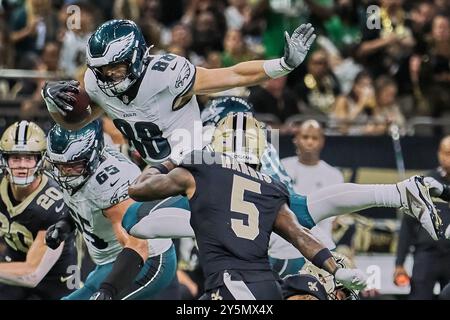 Nouvelle-Orléans, Louisiane, États-Unis. 22 septembre 2024. (Haut en bas) Philadelphia Eagles Tight End Dallas Goedert tente de survoler Will Harris, cornerback des Saints de la Nouvelle-Orléans, lors d'un match de saison régulière de la NFL à la Nouvelle-Orléans, en Louisiane, États-Unis, le 22 septembre 2024. Le (Credit image : © Dan Anderson/ZUMA Press Wire) USAGE ÉDITORIAL SEULEMENT! Non destiné à UN USAGE commercial ! Banque D'Images