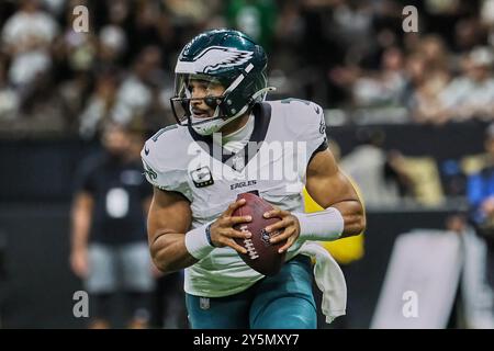 Nouvelle-Orléans, Louisiane, États-Unis. 22 septembre 2024. Jalen Hurts, quarterback des Philadelphia Eagles, cherche à passer le ballon contre les Saints de la Nouvelle-Orléans lors d'un match de saison régulière de la NFL à la Nouvelle-Orléans, en Louisiane, aux États-Unis, le 22 septembre 2024. Le (Credit image : © Dan Anderson/ZUMA Press Wire) USAGE ÉDITORIAL SEULEMENT! Non destiné à UN USAGE commercial ! Banque D'Images