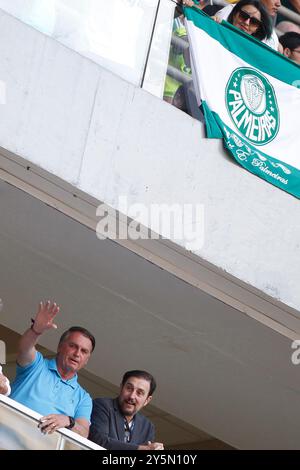 Brasilia, Brésil. 22 septembre 2024. L'ancien président brésilien Jair Bolsonaro fait signe aux fans avant le match entre Vasco da Gama et Palmeiras, pour la Serie A 2024 brésilienne, au stade Mane Garrincha, à Brasilia, le 22 septembre 2024 photo : Adalberto marques/DiaEsportivo/Alamy Live News Credit : DiaEsportivo/Alamy Live News Banque D'Images