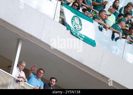 Brasilia, Brésil. 22 septembre 2024. L'ancien président brésilien Jair Bolsonaro fait signe aux fans avant le match entre Vasco da Gama et Palmeiras, pour la Serie A 2024 brésilienne, au stade Mane Garrincha, à Brasilia, le 22 septembre 2024 photo : Adalberto marques/DiaEsportivo/Alamy Live News Credit : DiaEsportivo/Alamy Live News Banque D'Images