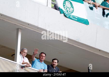 Brasilia, Brésil. 22 septembre 2024. L'ancien président brésilien Jair Bolsonaro fait signe aux fans avant le match entre Vasco da Gama et Palmeiras, pour la Serie A 2024 brésilienne, au stade Mane Garrincha, à Brasilia, le 22 septembre 2024 photo : Adalberto marques/DiaEsportivo/Alamy Live News Credit : DiaEsportivo/Alamy Live News Banque D'Images