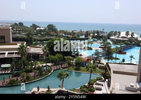 Belek, Turquie - 25 juillet 2024 : belle vue sur les hôtels de luxe et la mer au Kaya Palazzo Golf Resort Banque D'Images