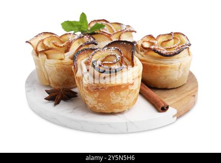 Pommes roses fraîchement cuites, bâtonnets de cannelle, étoile d'anis et menthe isolés sur blanc. Pâte feuilletée Banque D'Images