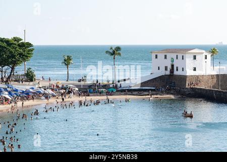 Salvador, Bahia, Brésil - 09 novembre 2019 : on voit des touristes s'amuser et se baigner dans la mer sur la plage. Ville de Salvador, Bahia. Banque D'Images