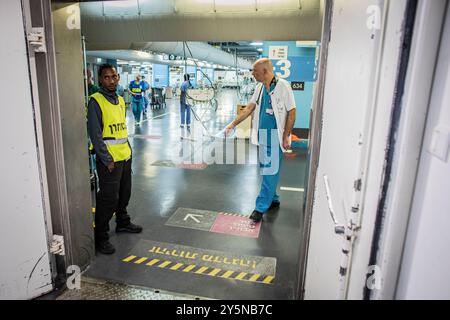 Haïfa, Israël. 22 septembre 2024. Un médecin marche jusqu’aux portes anti-souffle du parking souterrain de l’hôpital Rambam. L’hôpital a déplacé ses salles et ses patients sous terre après que le Hezbollah a lancé plus de 100 roquettes dimanche tôt dans une zone plus large et plus profonde du nord d’Israël, avec certains atterrissages près de la ville de Haïfa, et Israël a lancé des centaines de frappes sur le Liban. Les parties semblaient se diriger vers une guerre totale après des mois d'escalade des tensions. (Photo par Eyal Warshavsky/SOPA images/SIPA USA) crédit : SIPA USA/Alamy Live News Banque D'Images