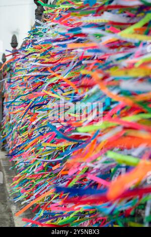 Salvador, Bahia, Brésil - 27 décembre 2019 : plusieurs rubans colorés du souvenir attachés à la clôture de l'église Senhor do Bonfim dans la ville Banque D'Images