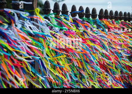 Salvador, Bahia, Brésil - 27 décembre 2019 : plusieurs rubans colorés du souvenir attachés à la clôture de l'église Senhor do Bonfim dans la ville Banque D'Images