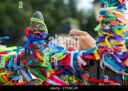 Salvador, Bahia, Brésil - 27 décembre 2019 : les mains des catholiques touchent les rubans colorés du souvenir de l'église de Senhor do Bonfim In Banque D'Images