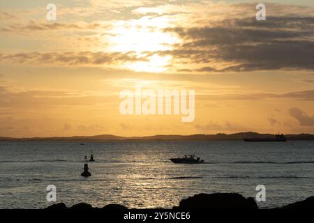 Salvador, Bahia, Brésil - 14 septembre 2024 : coucher de soleil spectaculaire vu depuis le port de Barra dans la ville de Salvador, Bahia. Banque D'Images