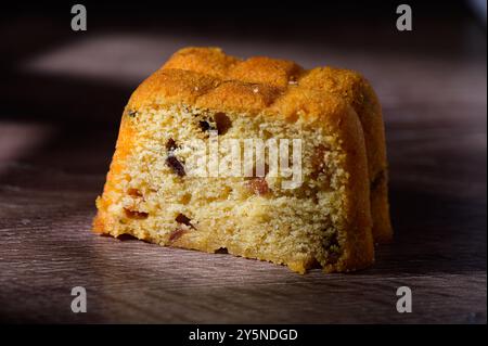 petits biscuits croustillants ronds sur une table en bois Banque D'Images