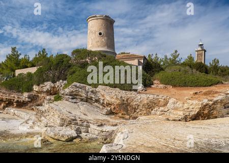 Tour historique de phare vénitien dans la ville portuaire de Fiskardo, île de Céphalonie, Grèce Banque D'Images