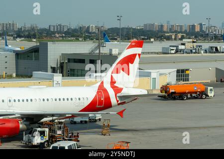 Avions d’Air Canada stationnés à l’aéroport international Pearson de Toronto à Mississauga, ON, Canada. Banque D'Images