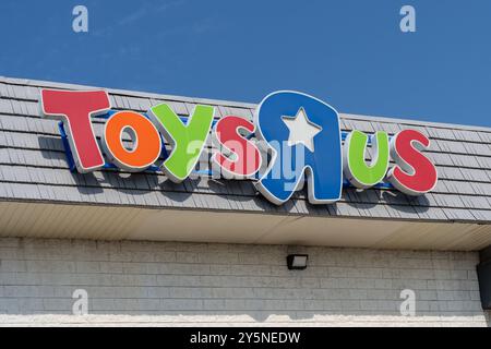 Gros plan du logo Toys 'R' US sur le bâtiment. Thornhill, ONTARIO, Canada. Banque D'Images